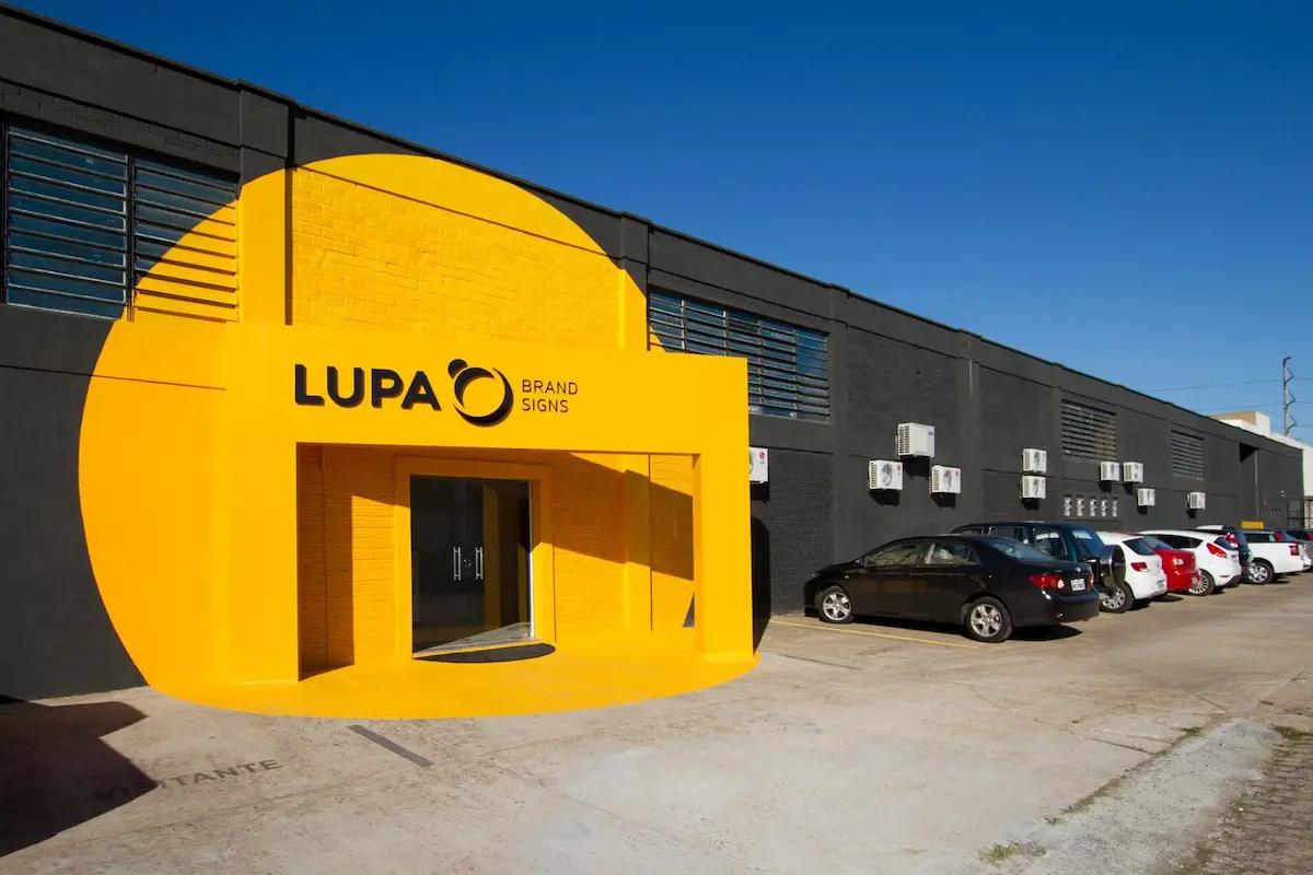 Galpão de produção da Lupa Comunicação Visual